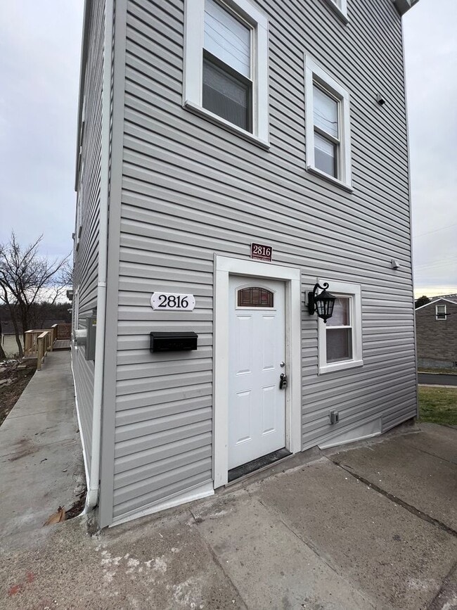 Building Photo - Updated 5BR 3bath house with off street parking!