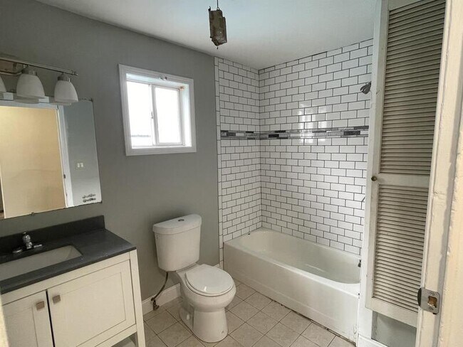 Building Photo - 515 Plymouth Avenue - 2