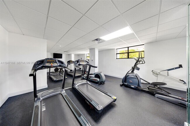 Building Photo - 600 Parkview Dr