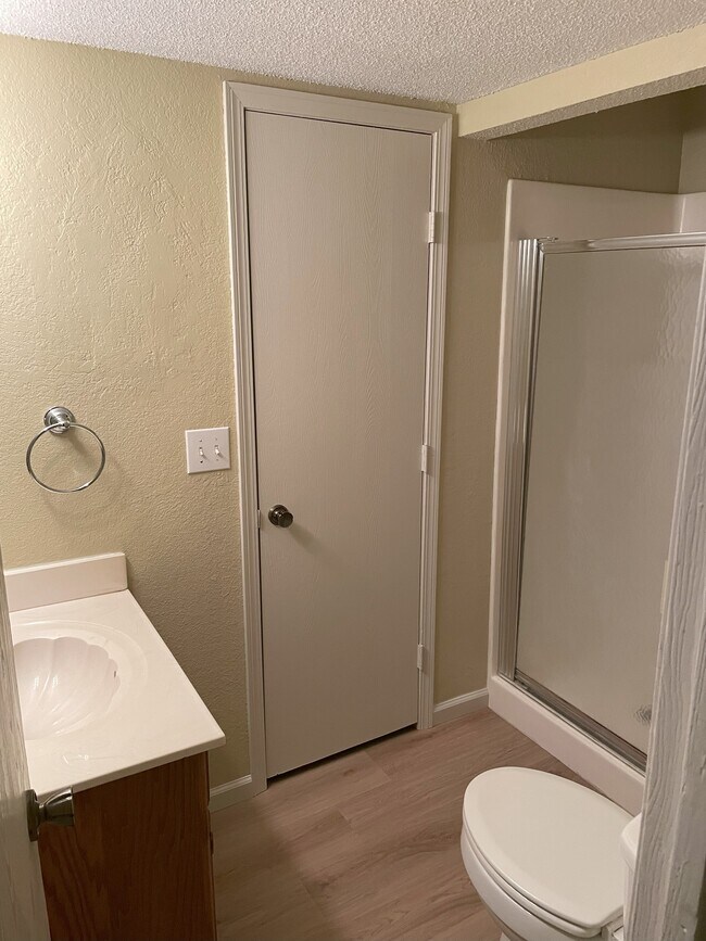 3/4 Bathroom - 217 SW Pinetree Ln
