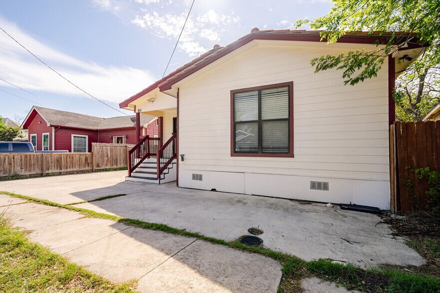 Building Photo - 710 S San Joaquin Ave