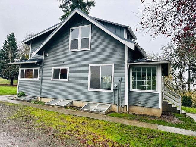 Building Photo - Charming Vintage Farm House