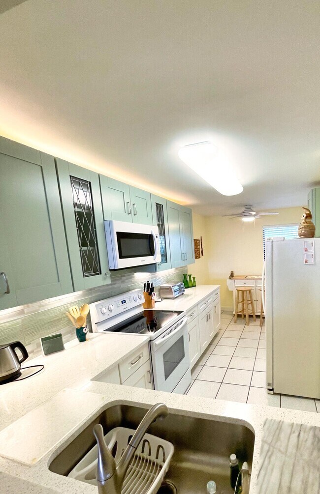 Building Photo - 10044 S Ocean Dr