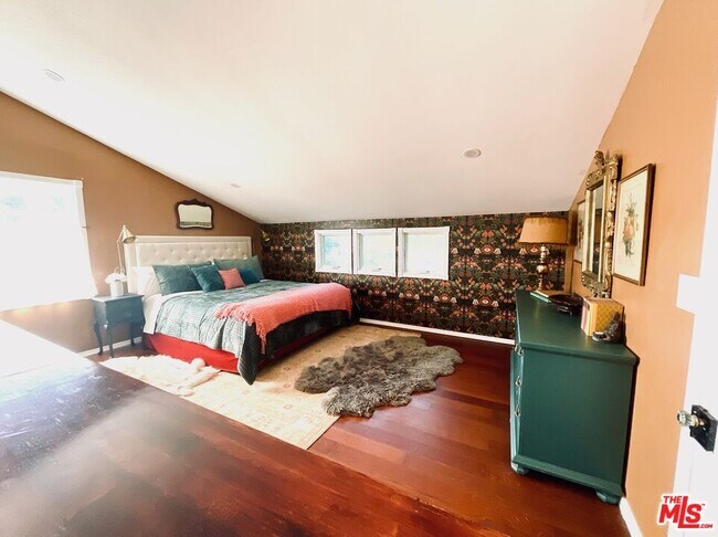 Building Photo - 370 Main St