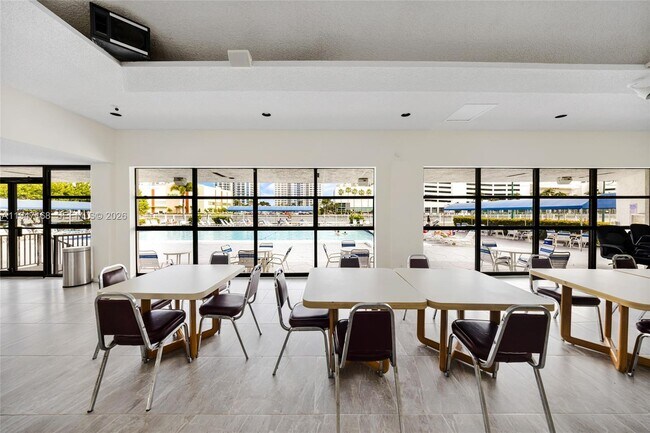 Building Photo - 600 Parkview Dr