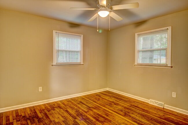 Building Photo - 210 Scarlett Ln