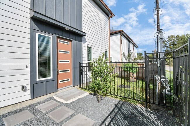 Primary Photo - 829 Emile St