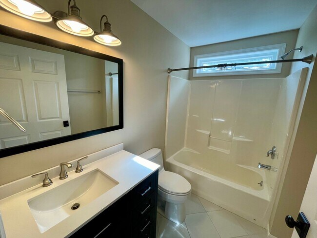 Building Photo - 2-Bed Single Family in New London!