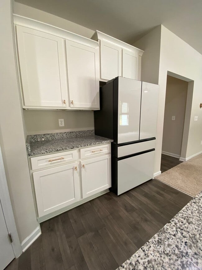 Building Photo - SPECIAL: HALF OFF FIRSTS MONTH RENT! Lovel...