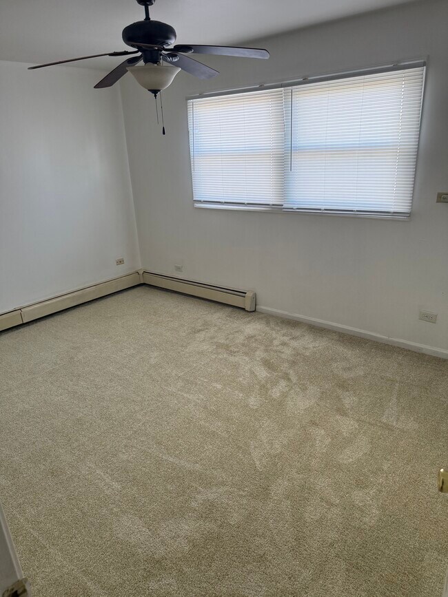 Building Photo - 1016 E 150th Pl