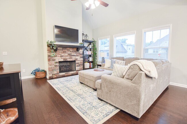 Building Photo - Pet Friendly Three Bedroom with Bonus in S...