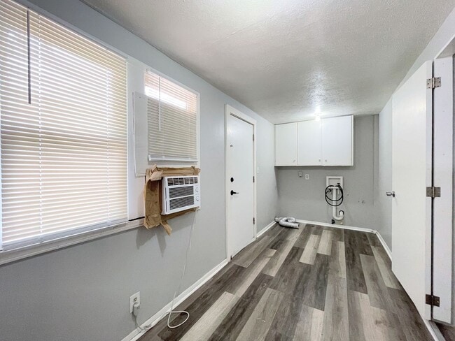 Building Photo - Spacious 3 bedroom home