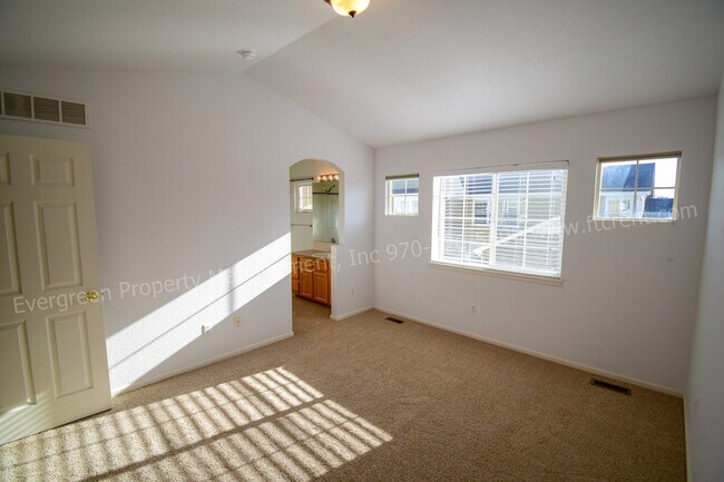 Building Photo - 2 Bedroom, 2.5 bath Townhouse in Pelican Bay, Windsor!