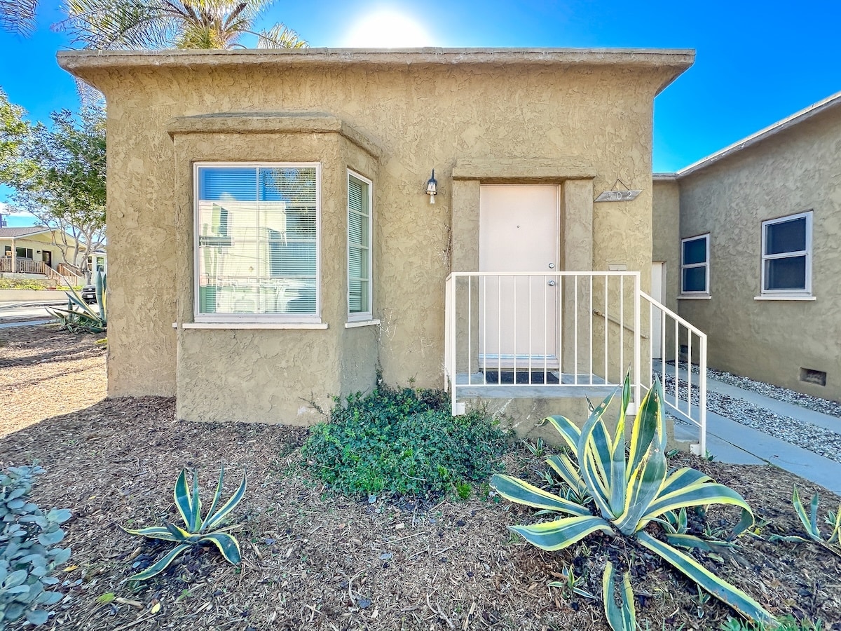 Building Photo - 302 W Mariposa Ave