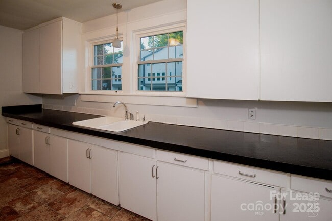 Building Photo - 3400 Eastway Dr