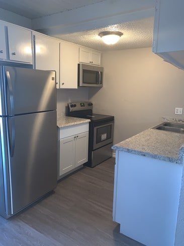 One Bedroom Townhome Stainless Steel App - Gulfwinds Apartments