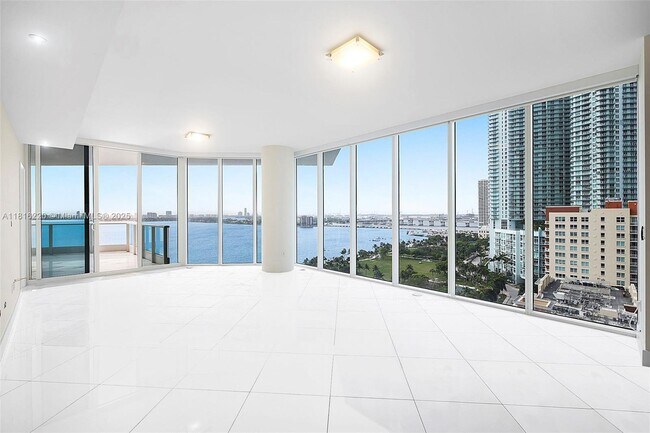 Building Photo - 2020 N Bayshore Dr