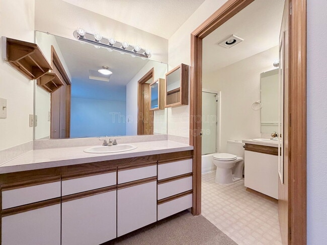 Building Photo - 719 SW Backcourt Pl