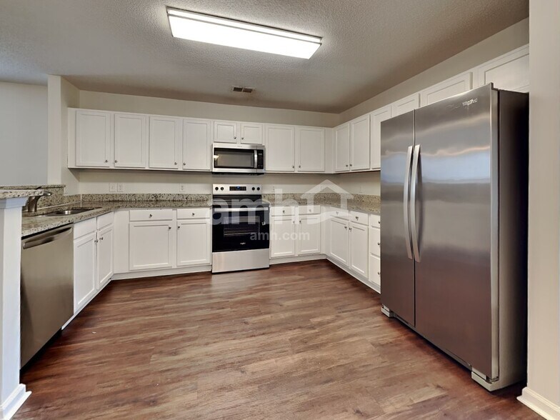 Building Photo - 3028 Crusades St