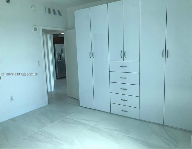 Building Photo - 950 Brickell Bay Dr