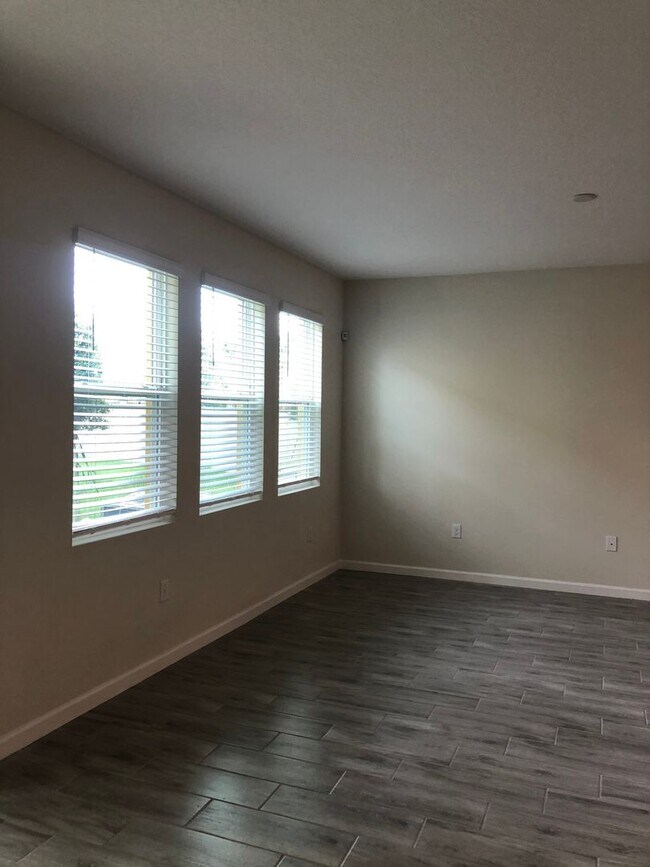 Building Photo - 3 Bedroom, 2.5 Bath East Orlando Townhome ...