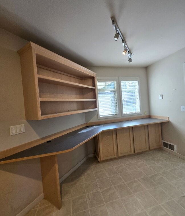 Building Photo - ***PENDING APPLICATIONS***2 Bedroom 1.75 B...
