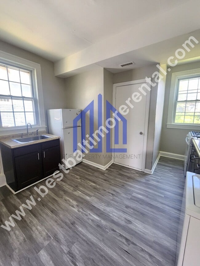 Building Photo - Spacious 8 Bedroom Single Family House in ...