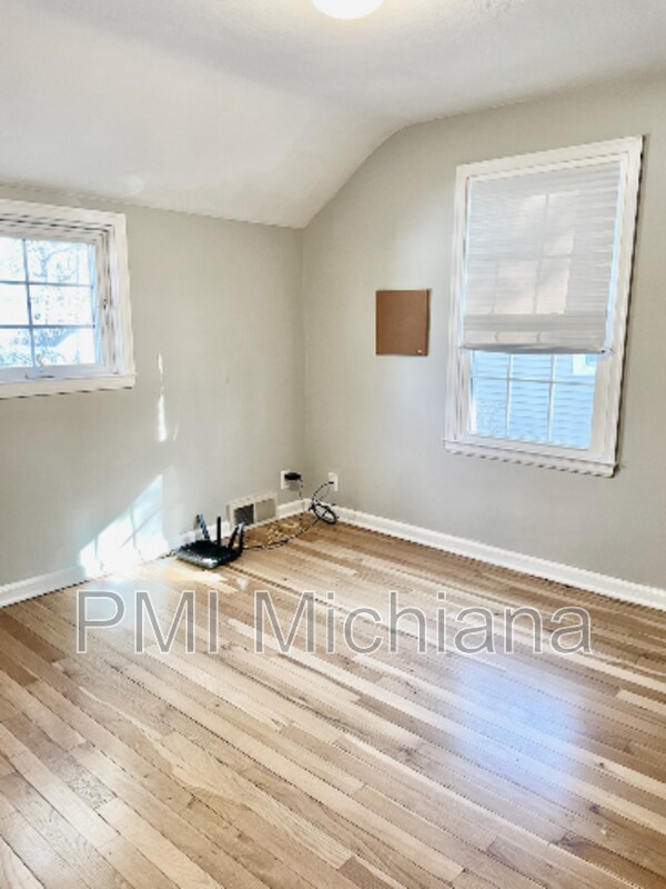 Building Photo - 1311 E Monroe St