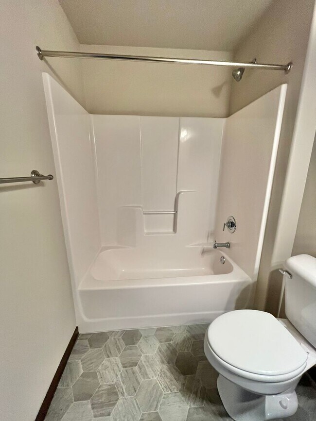 Building Photo - 3 Bed/2.5 Bath Townhome For Rent!