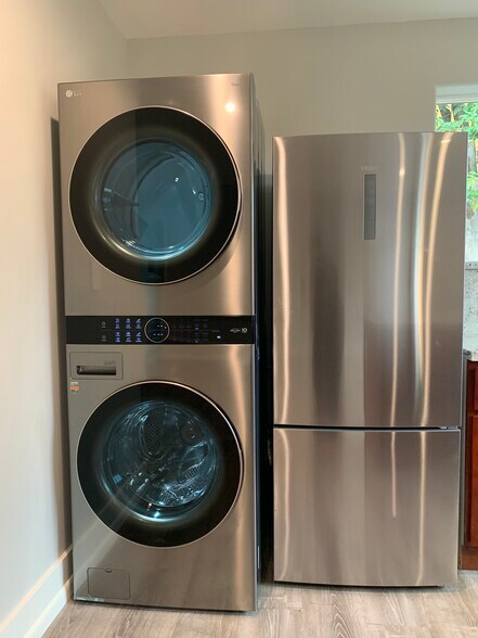 Building Photo - 463 Rosewood Ave