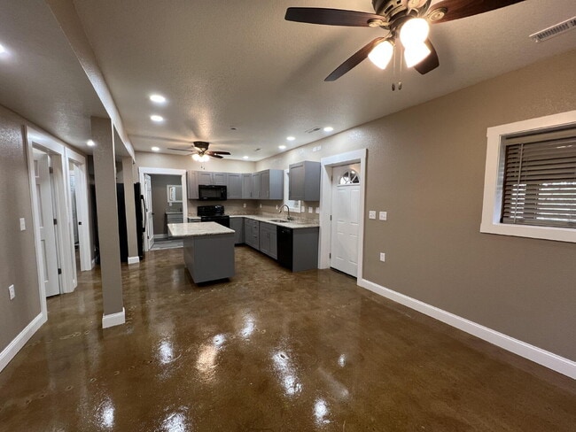 Building Photo - Lower 2BR unit