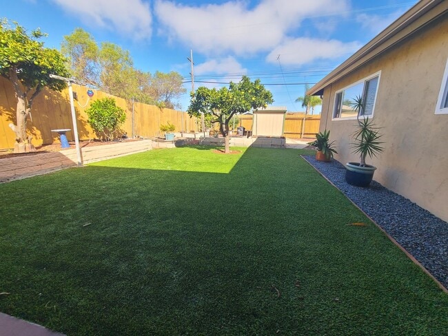 Building Photo - Spacious 4 bed 2 bath + 2 car garage & lar...