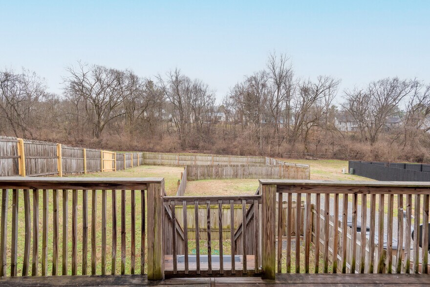 back yard & shared deck - 597 Huntington Pky