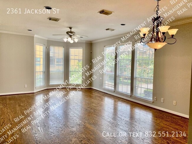 Building Photo - Middle Stunner