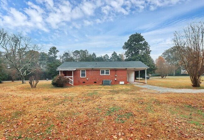 Building Photo - 3BD/1BA All Brick Ranch on One Acre!