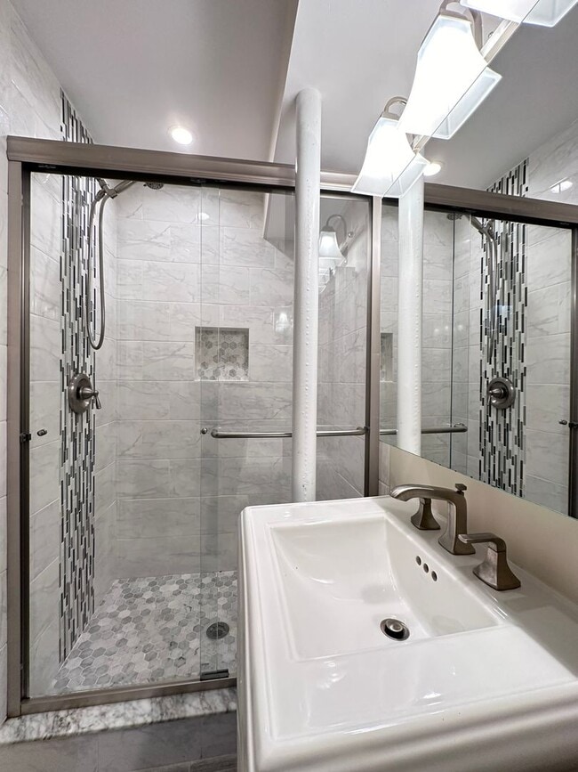 Building Photo - Wonderful townhome with recent upgrades..a...