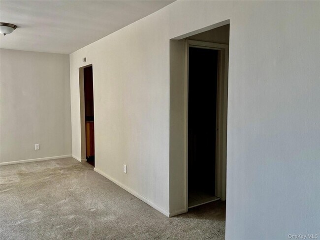 Building Photo - 190 Mineola Blvd