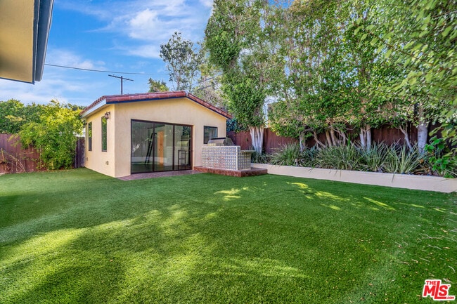 Building Photo - 10587 Holman Ave