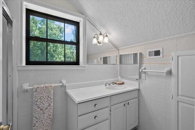 Building Photo - 3415 Bayou Dr E