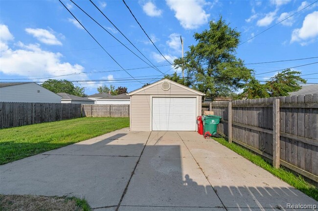 Building Photo - 24696 Wilmot Ave