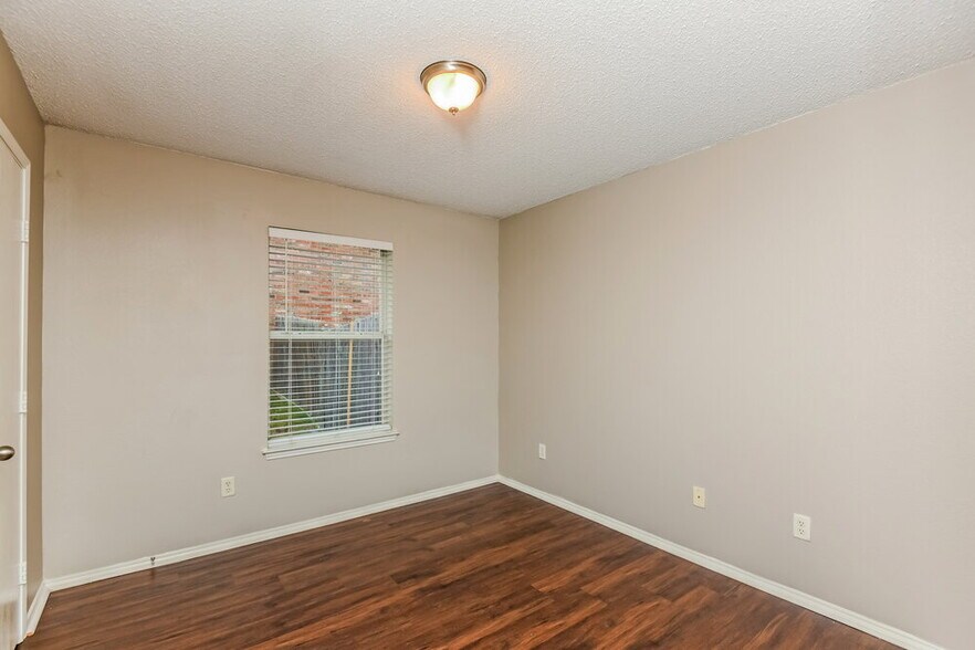 Building Photo - 825 Mesa Vista Dr