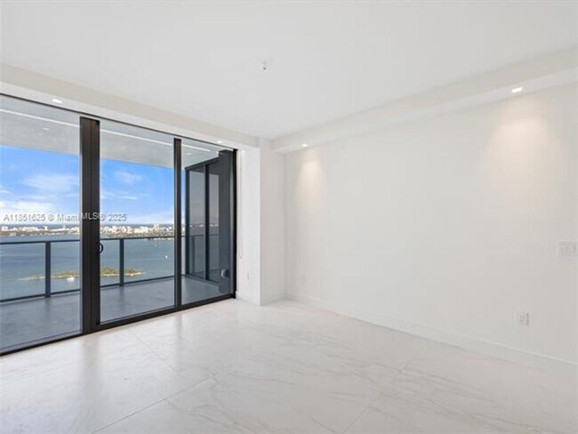 Building Photo - 700 NE 24th St