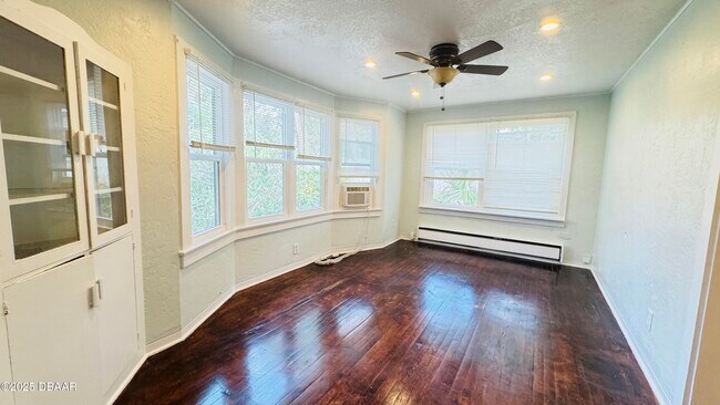 Building Photo - 215 Glenview Blvd