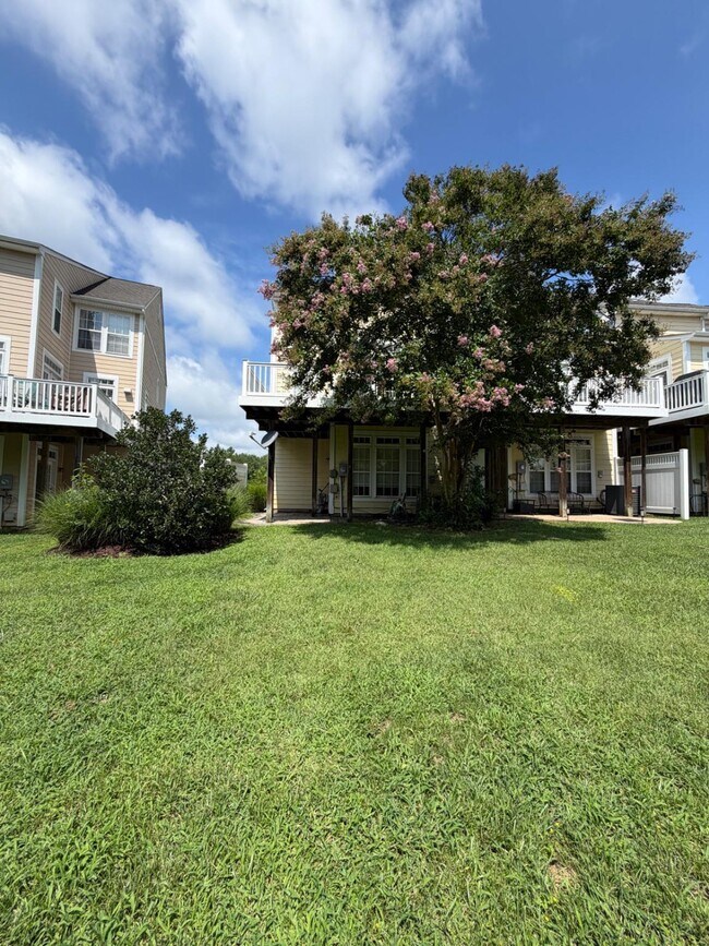 Building Photo - 701 Monroe Point Dr