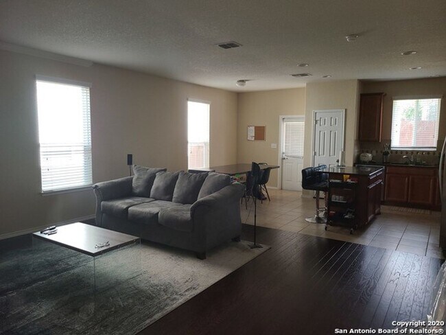 Building Photo - 4 Bedroom w/Office & Gameroom!
