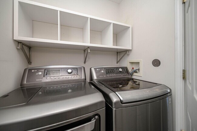 Building Photo - 709 Campusview Dr