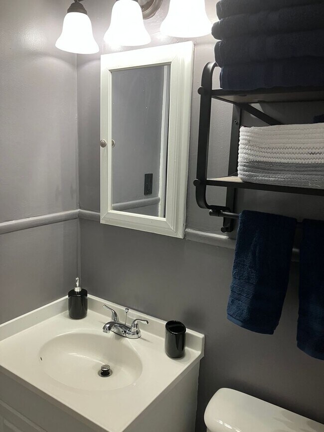 Building Photo - Great Short Term Furnished Rental Opportunity!