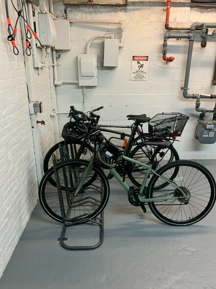 Building Photo - 16 River St