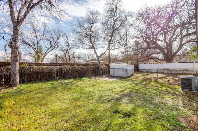 Building Photo - Charming 2 Bedroom Duplex in Westworth Village
