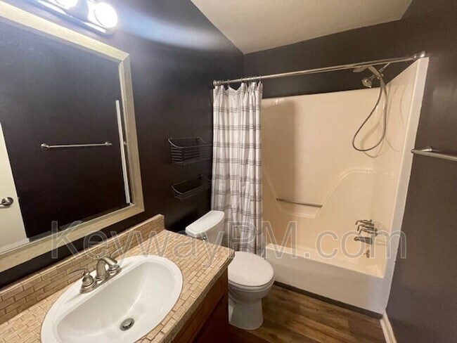 Building Photo - 3933 Miramar Dr Ext